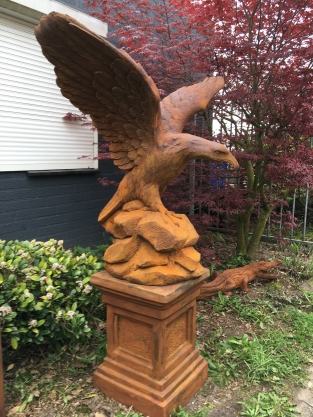 Sehr großer Adler-Oxydstein in Beutefang-Aktion, braun auf Sockel